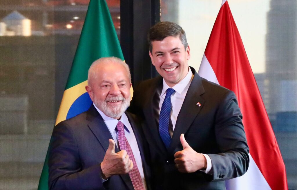 El presidente paraguayo Santiago Peña junto a su par brasileño, Lula Da Silva en imagen de archivo. La próxima semana iniciarán las negociaciones del Anexo C de Itaipú Binacional